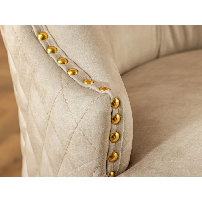 Zoom sur le cloutage de la chaise REGINA beige et dorée