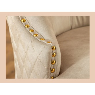 Zoom sur le cloutage de la chaise REGINA beige et dorée