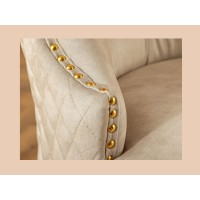 Zoom sur le cloutage de la chaise REGINA beige et dorée