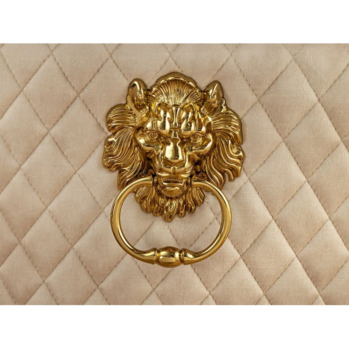 Zoom sur la tête de lion de la chaise REGINA beige et dorée
