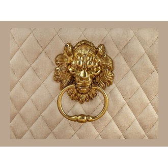 Zoom sur la tête de lion de la chaise REGINA beige et dorée