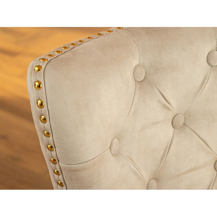 Zoom sur le dossier de la chaise REGINA beige et dorée