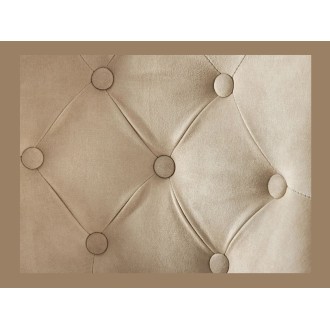 Zoom sur le capitonnage de la chaise REGINA beige et dorée