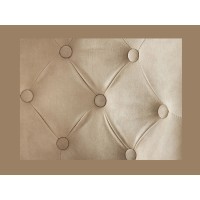 Zoom sur le capitonnage de la chaise REGINA beige et dorée