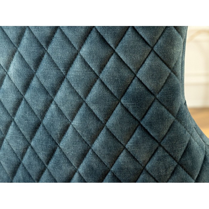 Zoom sur l'aspect matelassé de la chaise REGINA bleue pétrole et dorée