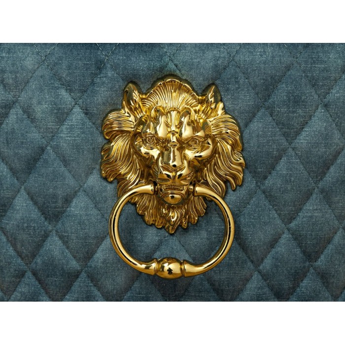 Zoom sur la tête de lion de la chaise REGINA bleue pétrole et dorée