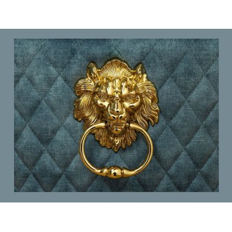 Zoom sur la tête de lion de la chaise REGINA bleue pétrole et dorée