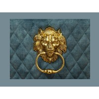 Zoom sur la tête de lion de la chaise REGINA bleue pétrole et dorée