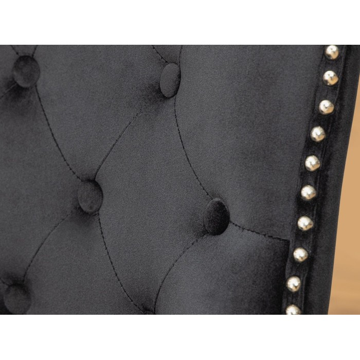 Zoom sur le cloutage de la chaise REGINA noire en velours
