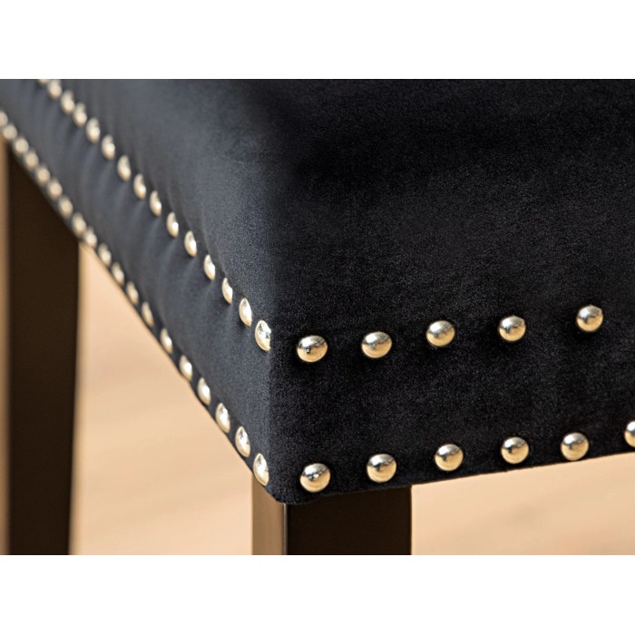Zoom sur l'assise de la chaise REGINA noire en velours