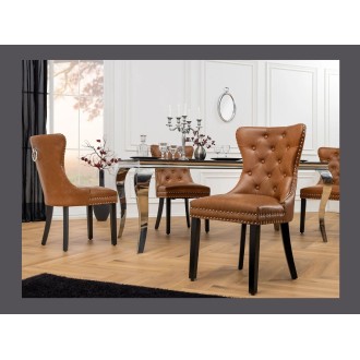 Set von 2 Chesterfield-Stühlen REGINA in karamellfarbenem Kunstleder – Silberring, dekorative Nägel und schwarze Beine