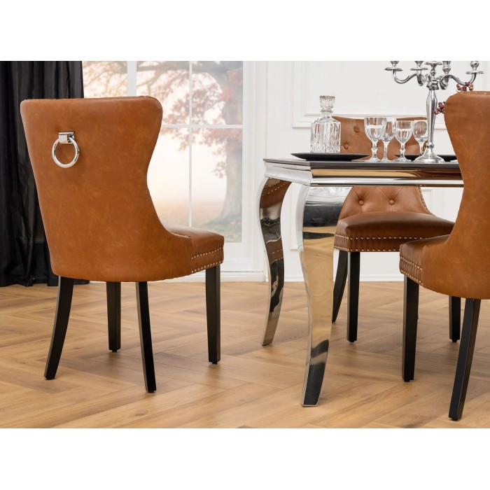 Set von 2 Chesterfield-Stühlen REGINA in karamellfarbenem Kunstleder – Silberring, dekorative Nägel und schwarze Beine