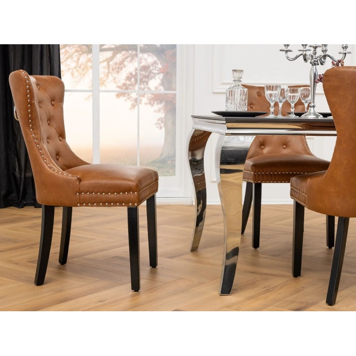 Set von 2 Chesterfield-Stühlen REGINA in karamellfarbenem Kunstleder – Silberring, dekorative Nägel und schwarze Beine