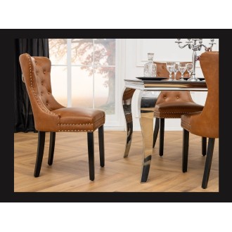 Set von 2 Chesterfield-Stühlen REGINA in karamellfarbenem Kunstleder – Silberring, dekorative Nägel und schwarze Beine