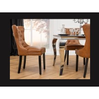Set von 2 Chesterfield-Stühlen REGINA in karamellfarbenem Kunstleder – Silberring, dekorative Nägel und schwarze Beine