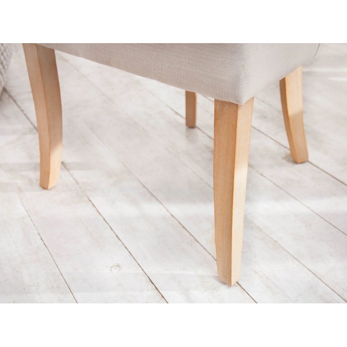 Zoom sur les pieds de la chaise REGINA beige en lin