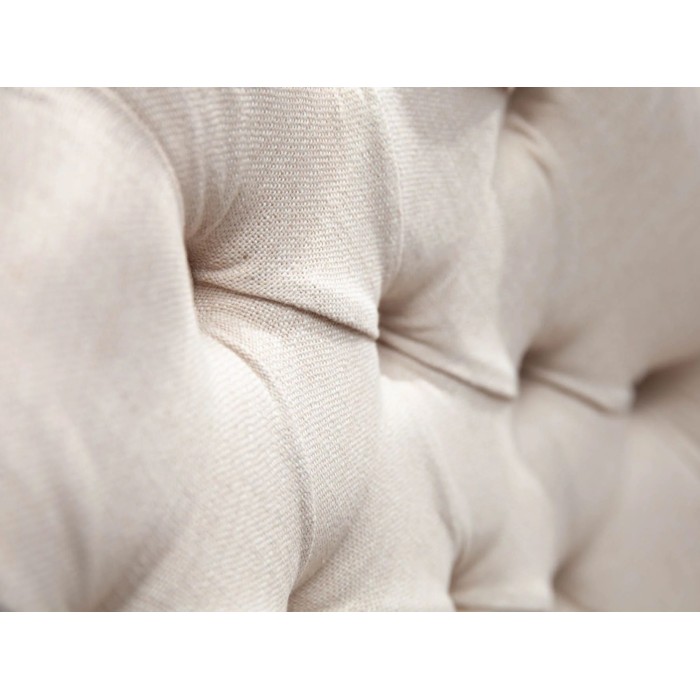 Zoom sur l'aspect matelassé de la chaise REGINA beige en lin