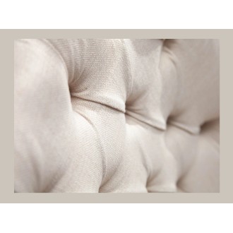 Zoom sur l'aspect matelassé de la chaise REGINA beige en lin