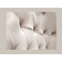 Zoom sur l'aspect matelassé de la chaise REGINA beige en lin