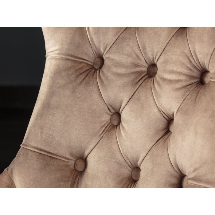 Zoom sur l'aspect matelassé de la chaise REGINA cappuccino en velours