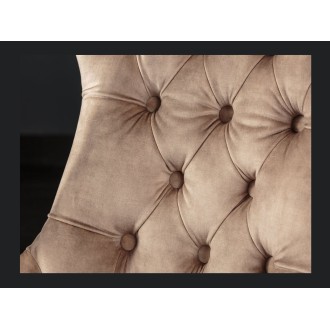 Zoom sur l'aspect matelassé de la chaise REGINA cappuccino en velours