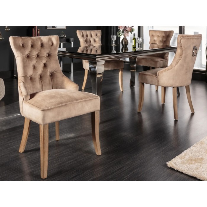 Chaise REGINA cappuccino en velours mise en situation