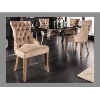 Chaise REGINA cappuccino en velours mise en situation