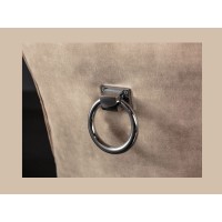 Zoom sur l'anneau sur le dossier de la chaise REGINA cappuccino en velours