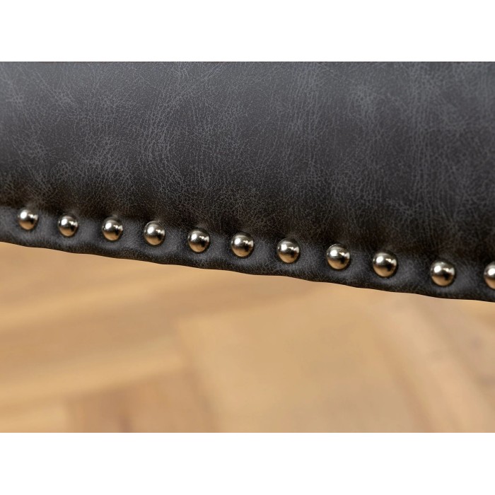 Lote de 2 sillas Chesterfield REGINA negras en cuero artificial capitoné - Respaldo alto con tachuelas y patas de madera de heve