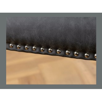 Zoom sur le cloutage de la chaise REGINA noire en cuir
