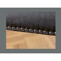 Zoom sur le cloutage de la chaise REGINA noire en cuir