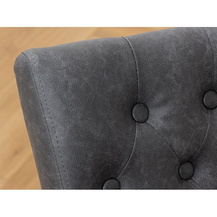 Lote de 2 sillas Chesterfield REGINA negras en cuero artificial capitoné - Respaldo alto con tachuelas y patas de madera de heve