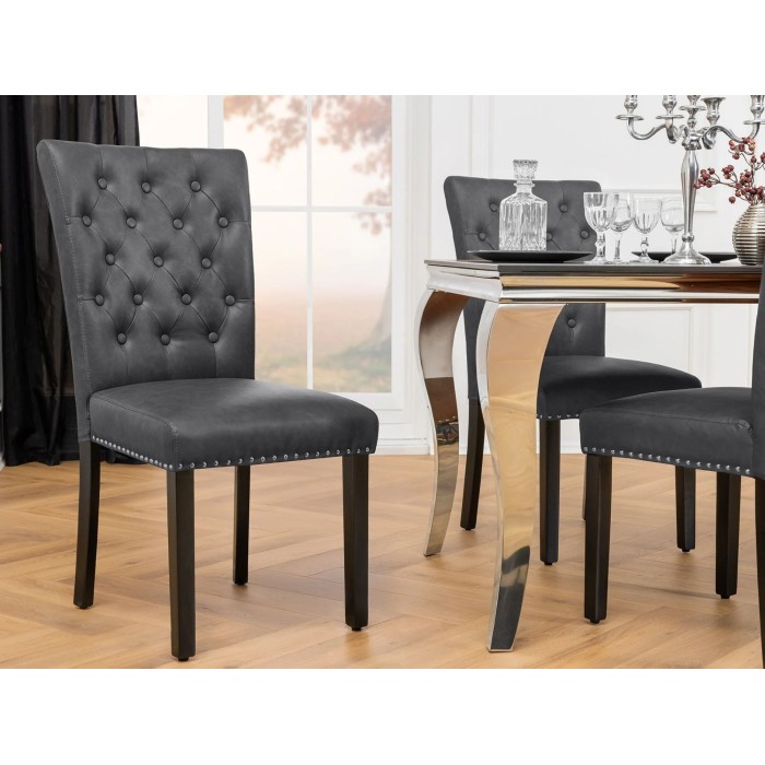 Chaise REGINA noire en cuir mise en situation
