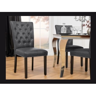 Chaise REGINA noire en cuir mise en situation