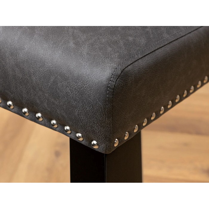 Zoom sur le coin de l'assise de la chaise REGINA noire en cuir