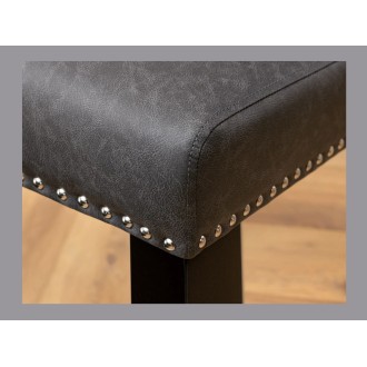 Zoom sur le coin de l'assise de la chaise REGINA noire en cuir