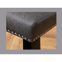 Zoom sur le coin de l'assise de la chaise REGINA noire en cuir