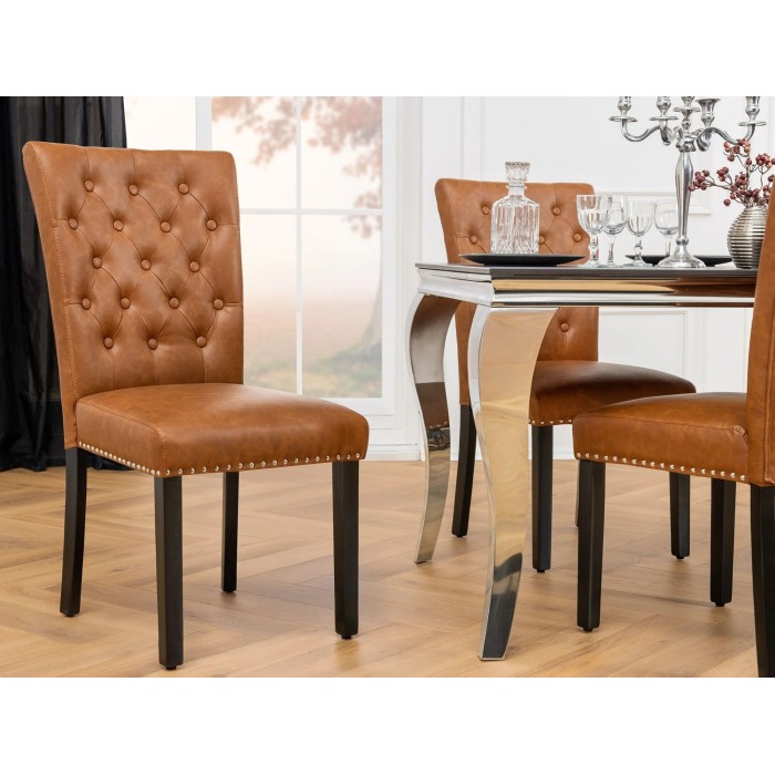 Lote de 2 sillas Chesterfield REGINA caramelo en cuero artificial capitoné – Clavos plateados y patas de madera de hevea negra