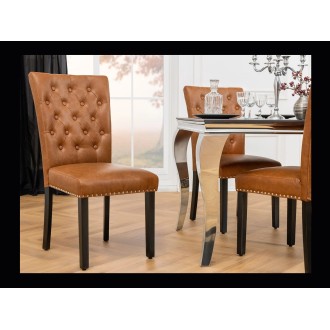 Chaise REGINA caramel en cuir artificiel mise en situation