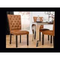 Lote de 2 sillas Chesterfield REGINA caramelo en cuero artificial capitoné – Clavos plateados y patas de madera de hevea negra
