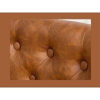 Zoom sur le dossier de la chaise REGINA caramel en cuir artificiel
