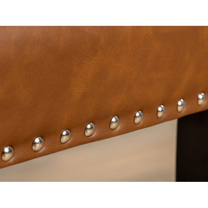 Lote de 2 sillas Chesterfield REGINA caramelo en cuero artificial capitoné – Clavos plateados y patas de madera de hevea negra