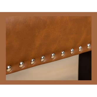 Zoom sur le cloutage de la chaise REGINA caramel en cuir artificiel
