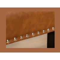 Zoom sur le cloutage de la chaise REGINA caramel en cuir artificiel