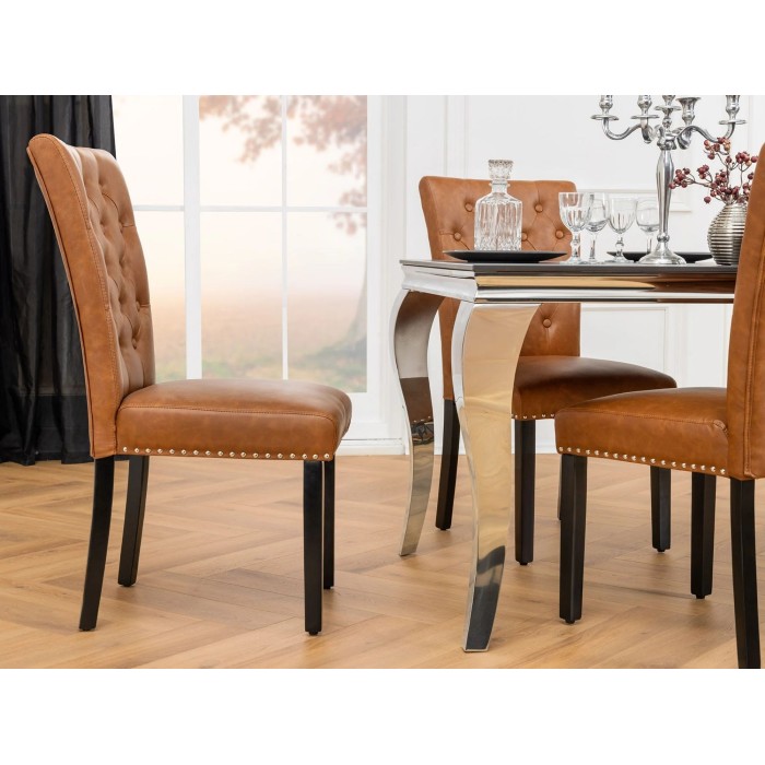 Lote de 2 sillas Chesterfield REGINA caramelo en cuero artificial capitoné – Clavos plateados y patas de madera de hevea negra