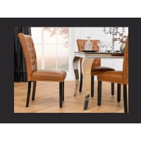 Lote de 2 sillas Chesterfield REGINA caramelo en cuero artificial capitoné – Clavos plateados y patas de madera de hevea negra