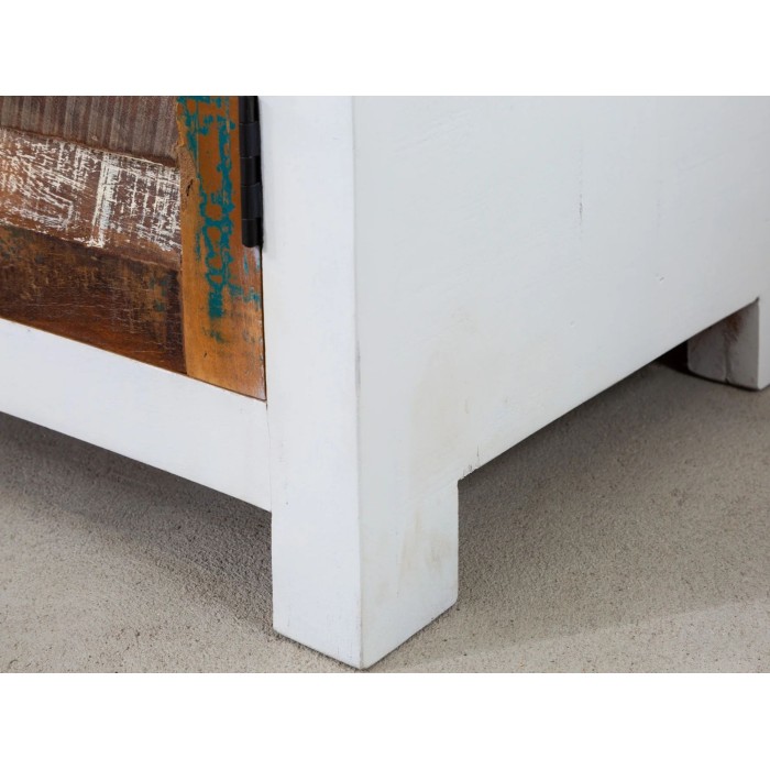 Zoom sur l'un des pieds du buffet PATCHWOOD blanc et multicolore 160cm