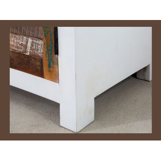 Zoom sur l'un des pieds du buffet PATCHWOOD blanc et multicolore 160cm