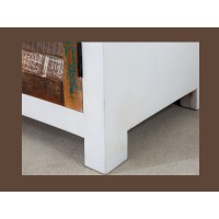 Zoom sur l'un des pieds du buffet PATCHWOOD blanc et multicolore 160cm
