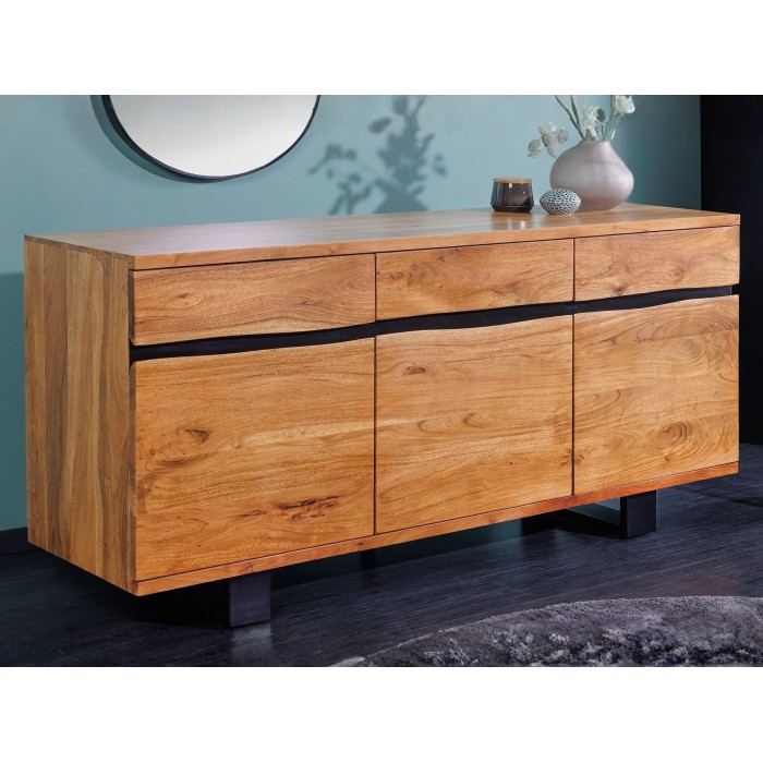 Buffet ARKAYA en bois massif d'acacia et métal noir mis en situation